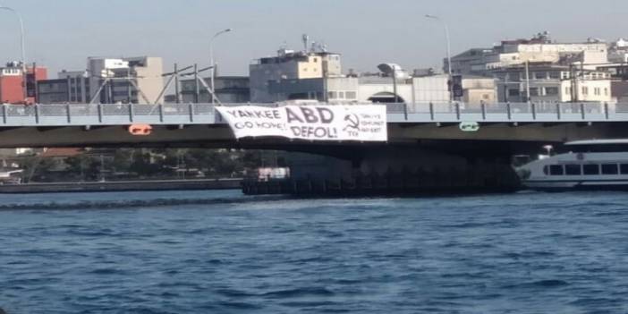 ABD Protestosu: Galata Köprüsü'ne dev pankart asıldı