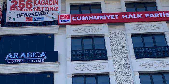 CHP il örgütünden '256 kağadın yarısını nettiniz?' pankartı