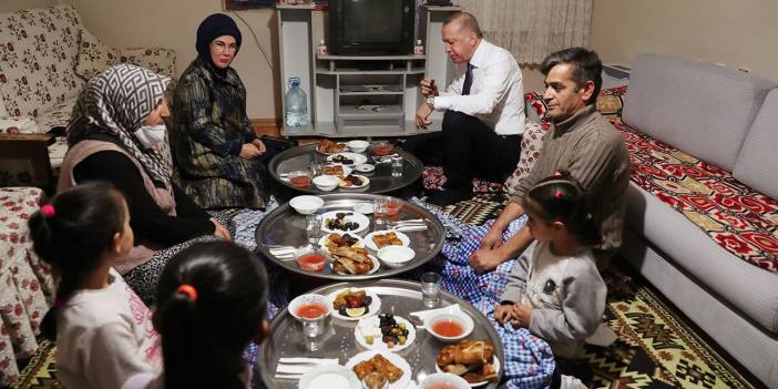 Erdoğan ve eşi bir yurttaşın evinde iftar açtı