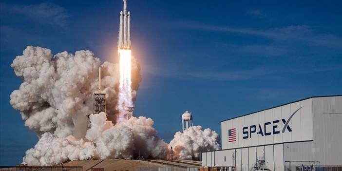 NASA'nın Ay'a göndereceği aracını SpaceX yapacak