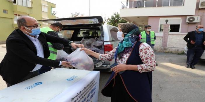 CHP’li belediye, üreticinin elinde kalan elmaları satın aldı, vatandaşa dağıttı