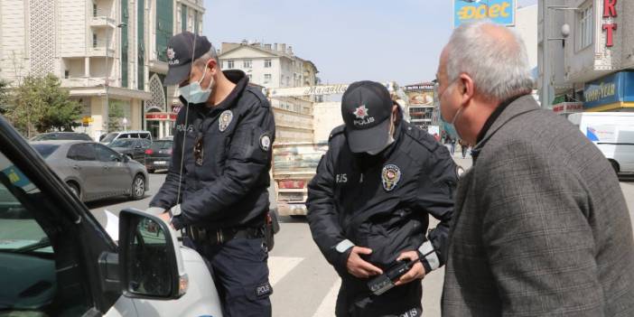 Karantinada olması gerektiğini bankaya gidince öğrendi