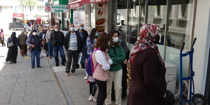 Vatandaşlar ucuz et alabilmek için yüzlerce metrelik kuyruk oluşturdu