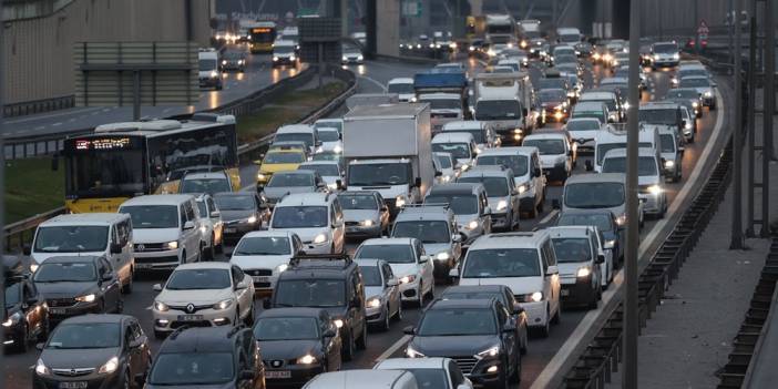 Tam kapanmaya saatler kala İstanbul'dan kaçış trafiği