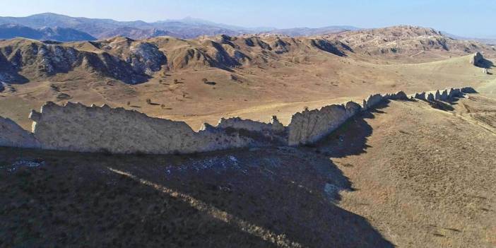 Sivas'ta 'Doğal Çin Seddi' olarak adlandırılan kayalıklar ilgi çekiyor