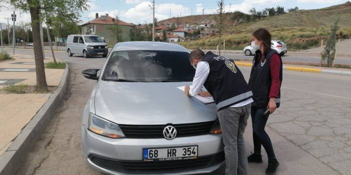 Kısıtlamayı ihlal etti, kendisini ve arkadaşını araca kilitledi