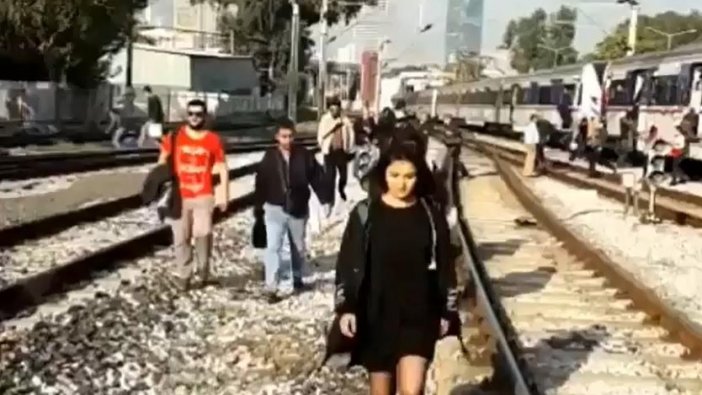 İZBAN'da bebek vagonda kaldı, seferler durdu!