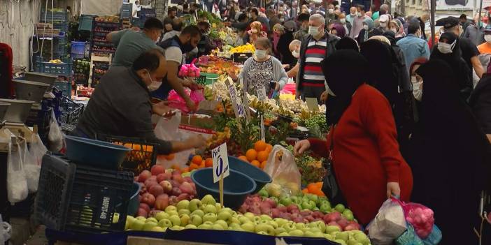 Tam kapanmada açılan pazarlarda yoğunluk yaşanıyor