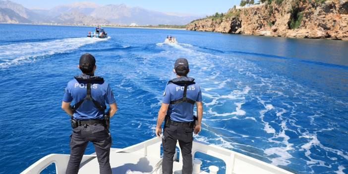 Kısıtlamadan muaf turistlere, denizden 2 dilde koronavirüs uyarısı