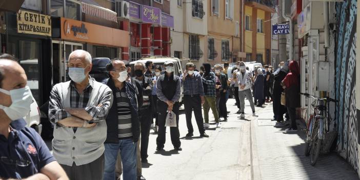 Ucuz tatlı kuyruğu şaşırttı: Sabah 8'de beklemeye başlıyorlar