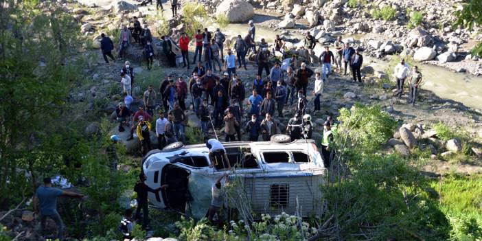 Bingöl'de yolcu minibüsü şarampole yuvarlandı: 16 yaralı