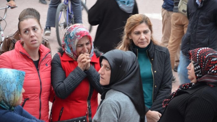 Gelibolu'da okuldaki Atatürk büstünde sıkışan çocuk 5 saatte kurtarıldı!