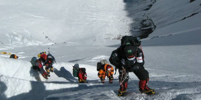 Everest'e tırmanan iki dağcı yorgunluktan öldü