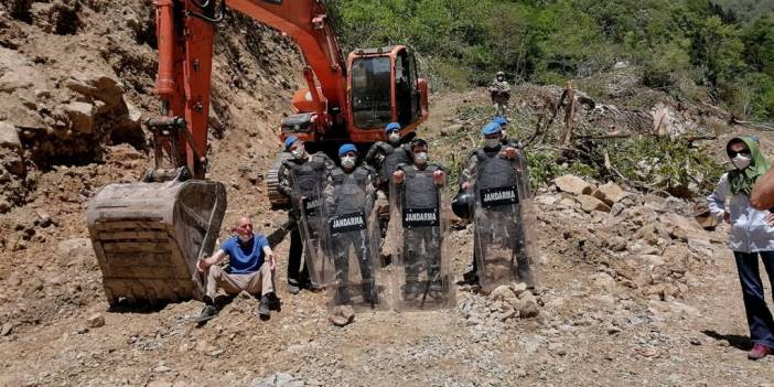 İkizdere'de bayram nöbeti: Firma taş ocağı yapımına devam etti, köylü sahaya indi