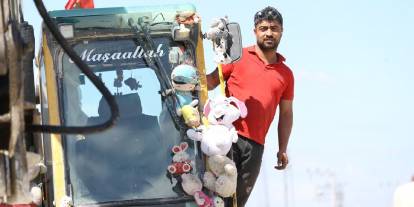 Hatay'da kaldırdığı enkazlardan çıkan oyuncakları kepçesine asıp çalışıyor, isteyen çocuklara veriyor