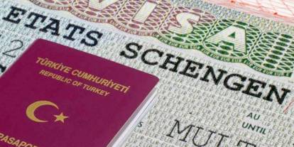 Vize krizi büyüyerek devam ediyor: Türk Pasaportunu Büyüteçle Dakikalarca İncelediler