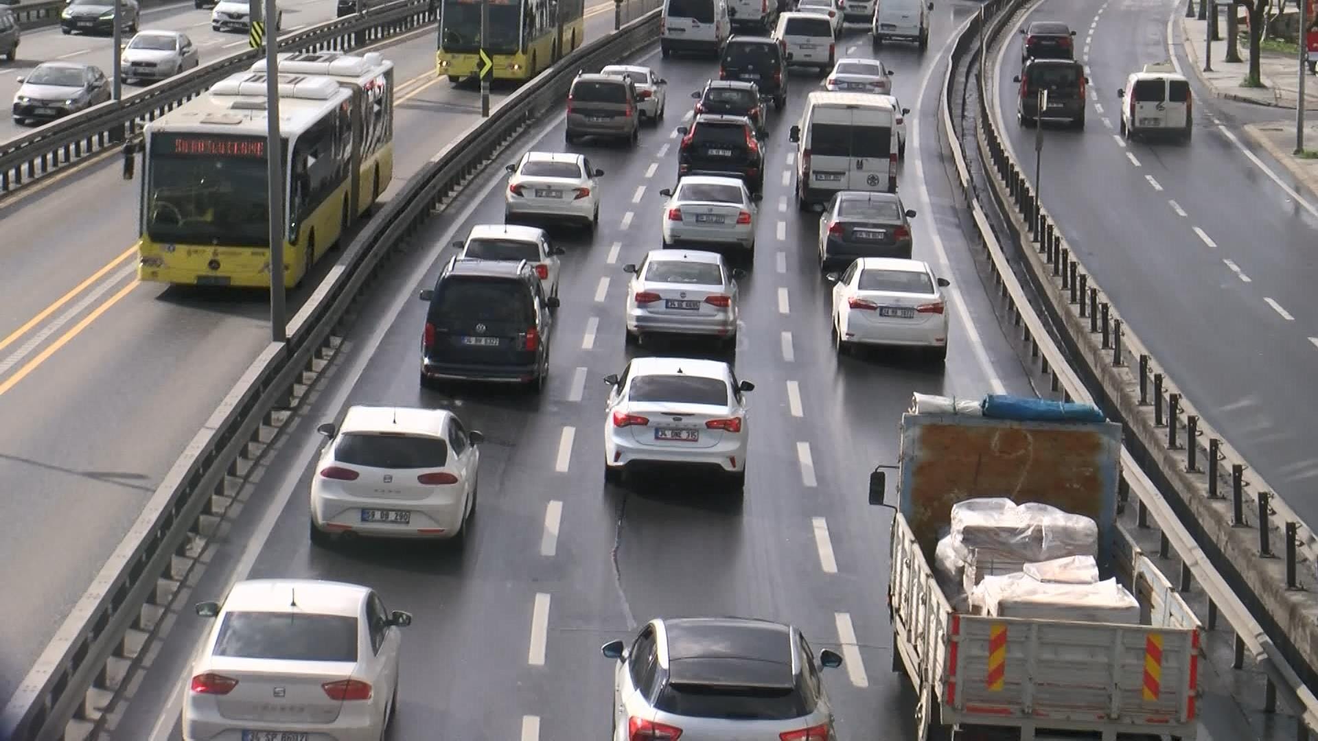 2021/04/09/istanbulda-kisitlama-oncesi-trafik-yogunlugu-3538-dhaphoto1.jpg