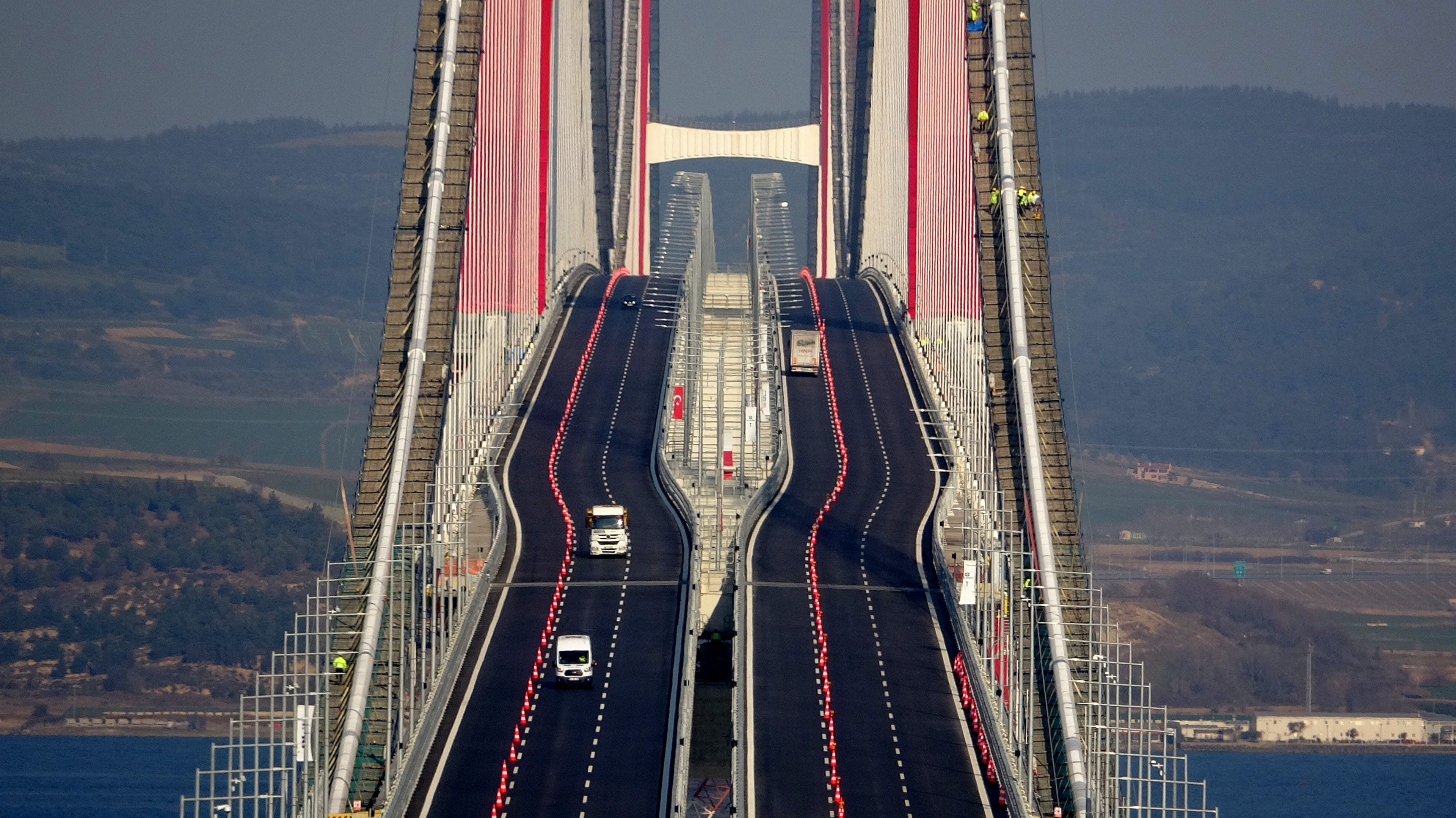 2022/03/26/1915-canakkale-koprusunden-ucretli-gecisler-basladi-8358-dhaphoto1.jpg