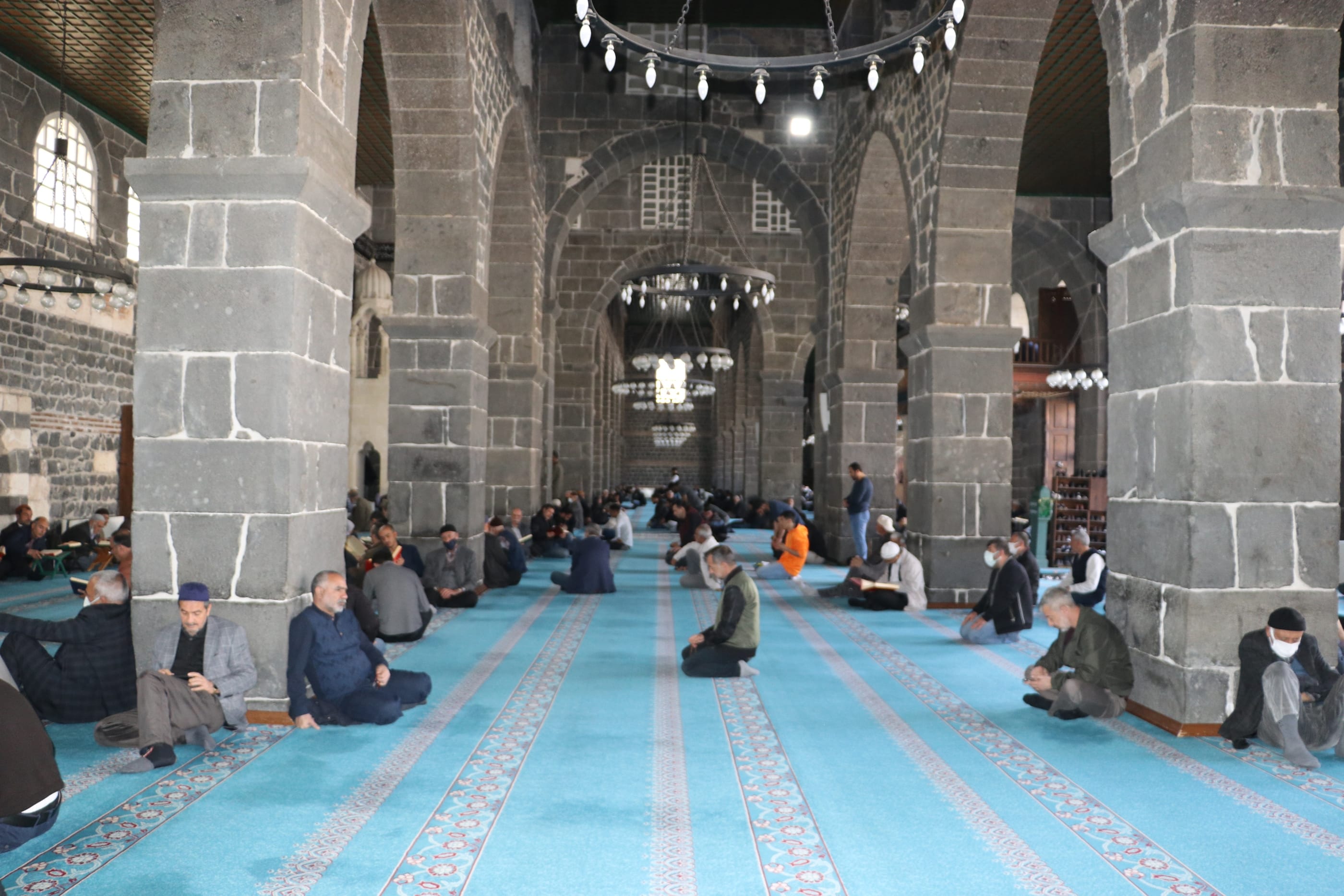 2022/04/03/diyarbakirda-sicak-havada-tarihi-mekanlar-bos-kaldi-cami-icleri-dolu-9527-dhaphoto4.jpg