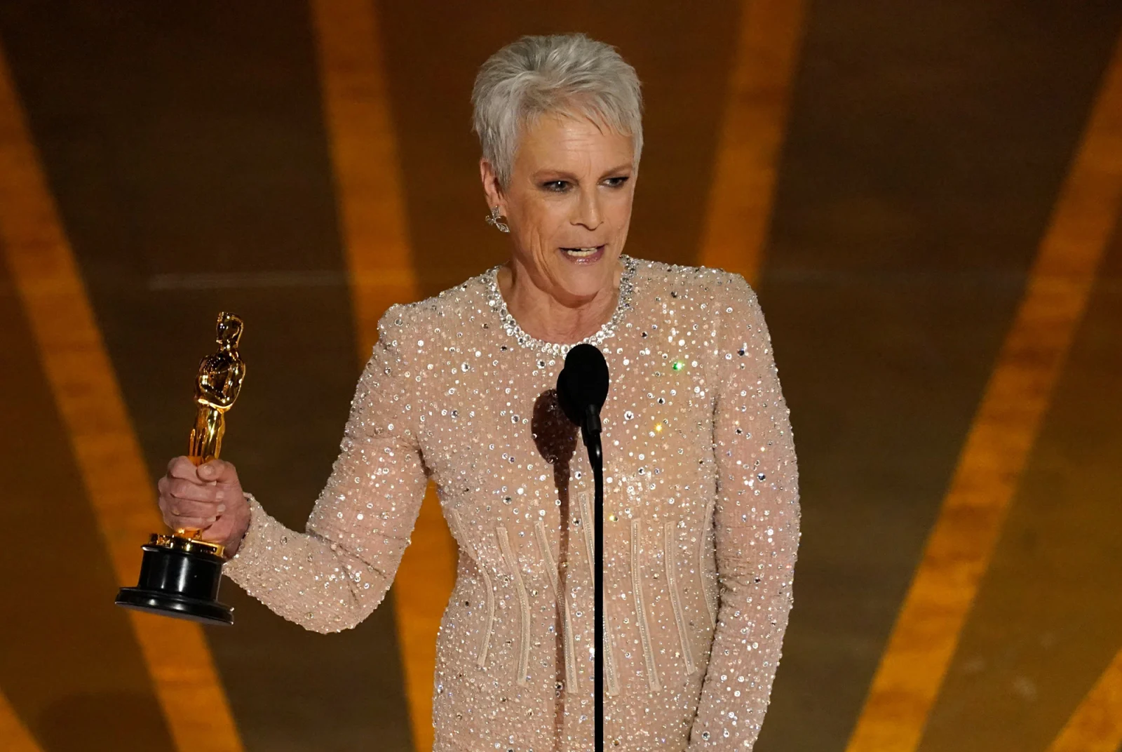 jamie-lee-curtis-earns-1st-oscar-for-eeaao.webp