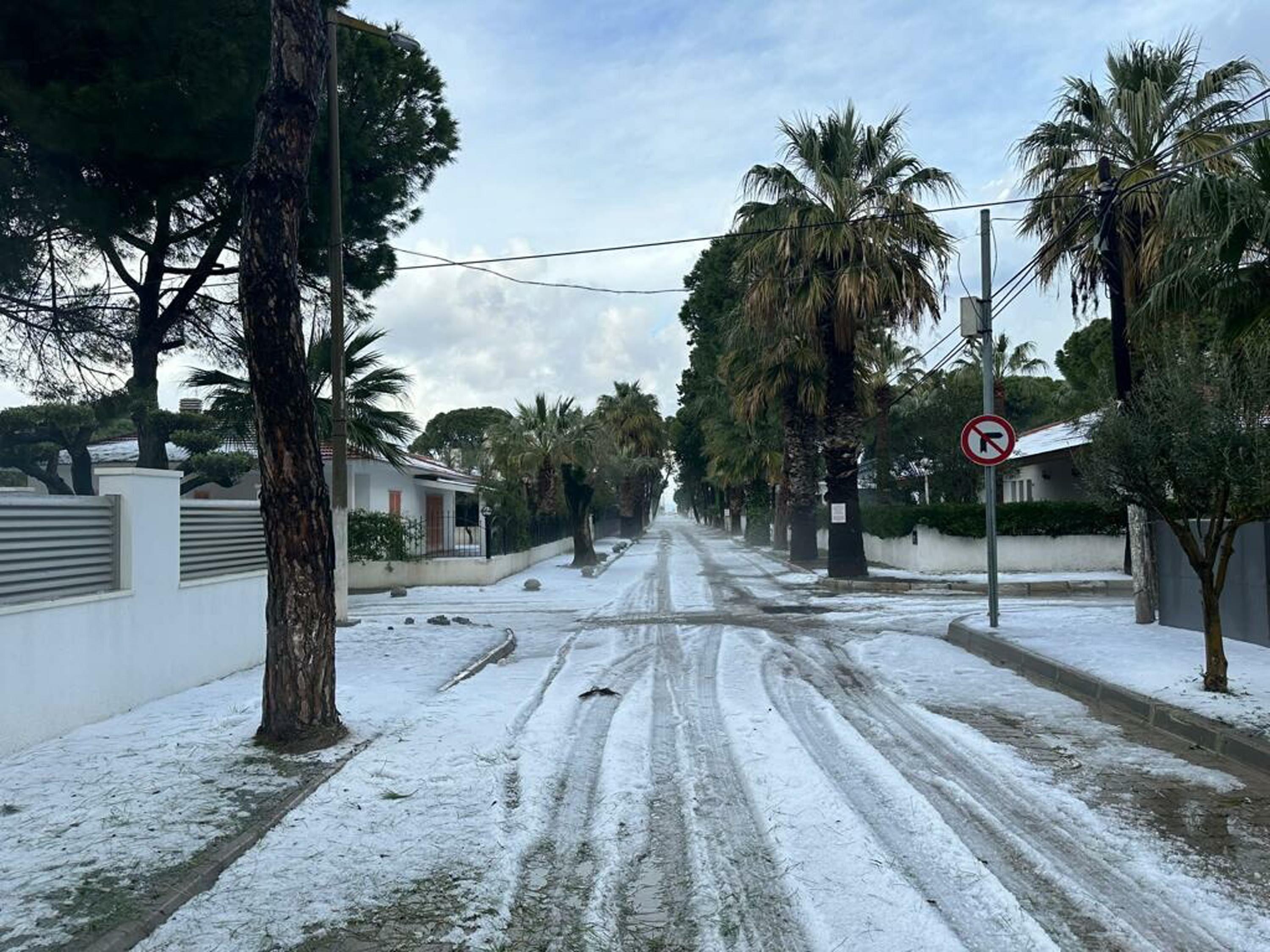 izmir-dolu-yagisiyla-beyaza-burundu-ek-fotograflar-9181-dhaphoto2.jpg