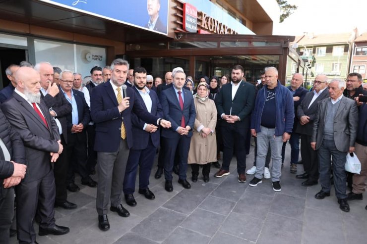 AKP'li başkan pembe gözlükleri taktı: İnsanlar her yerde özgürce yaşıyor. Hatta bazıları Boğaz'da lüks villlarda oturu