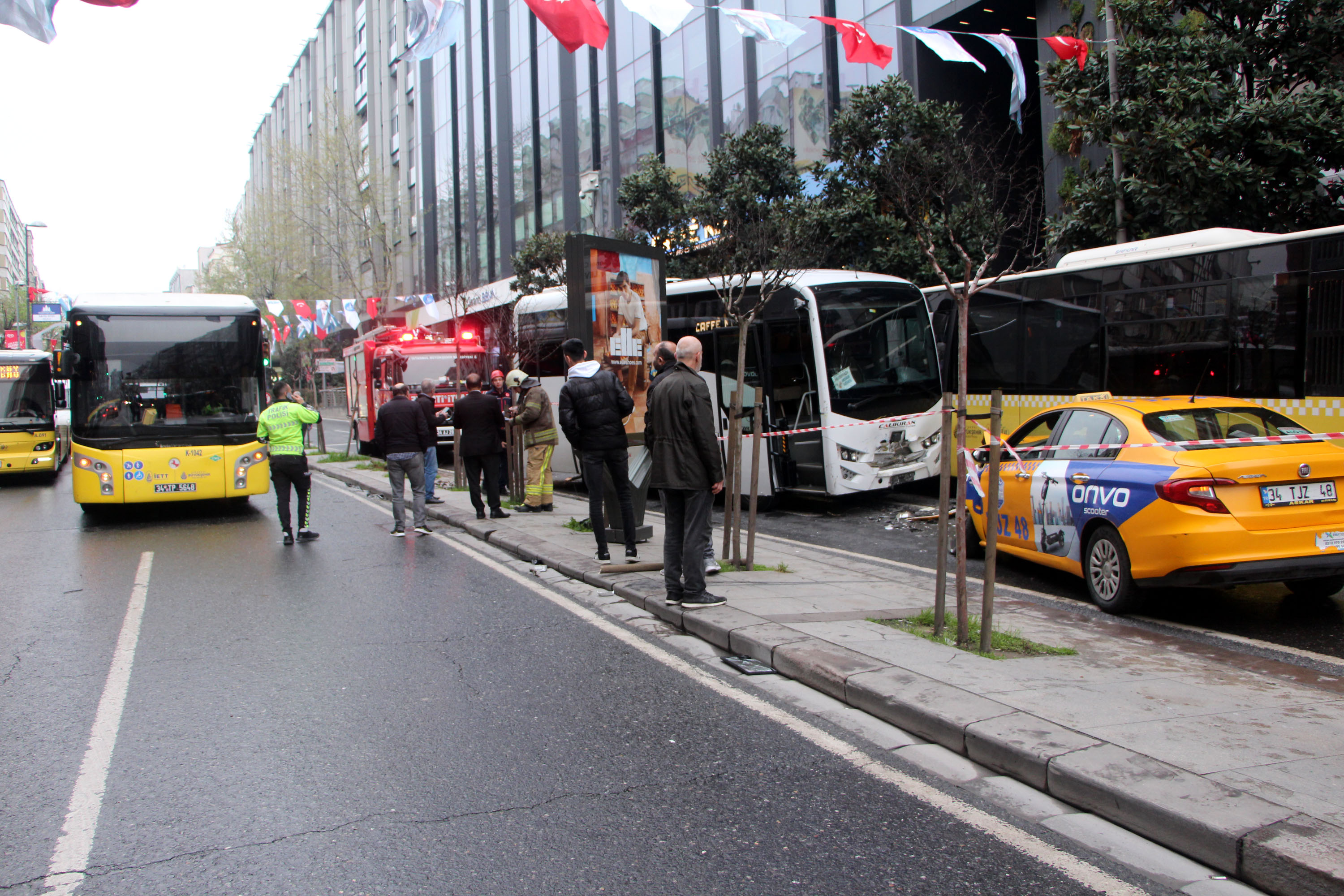 sislide-servis-minibusu-once-iki-iett-otobusune-ardindan-taksiye-carpti-2601-dhaphoto3.jpg