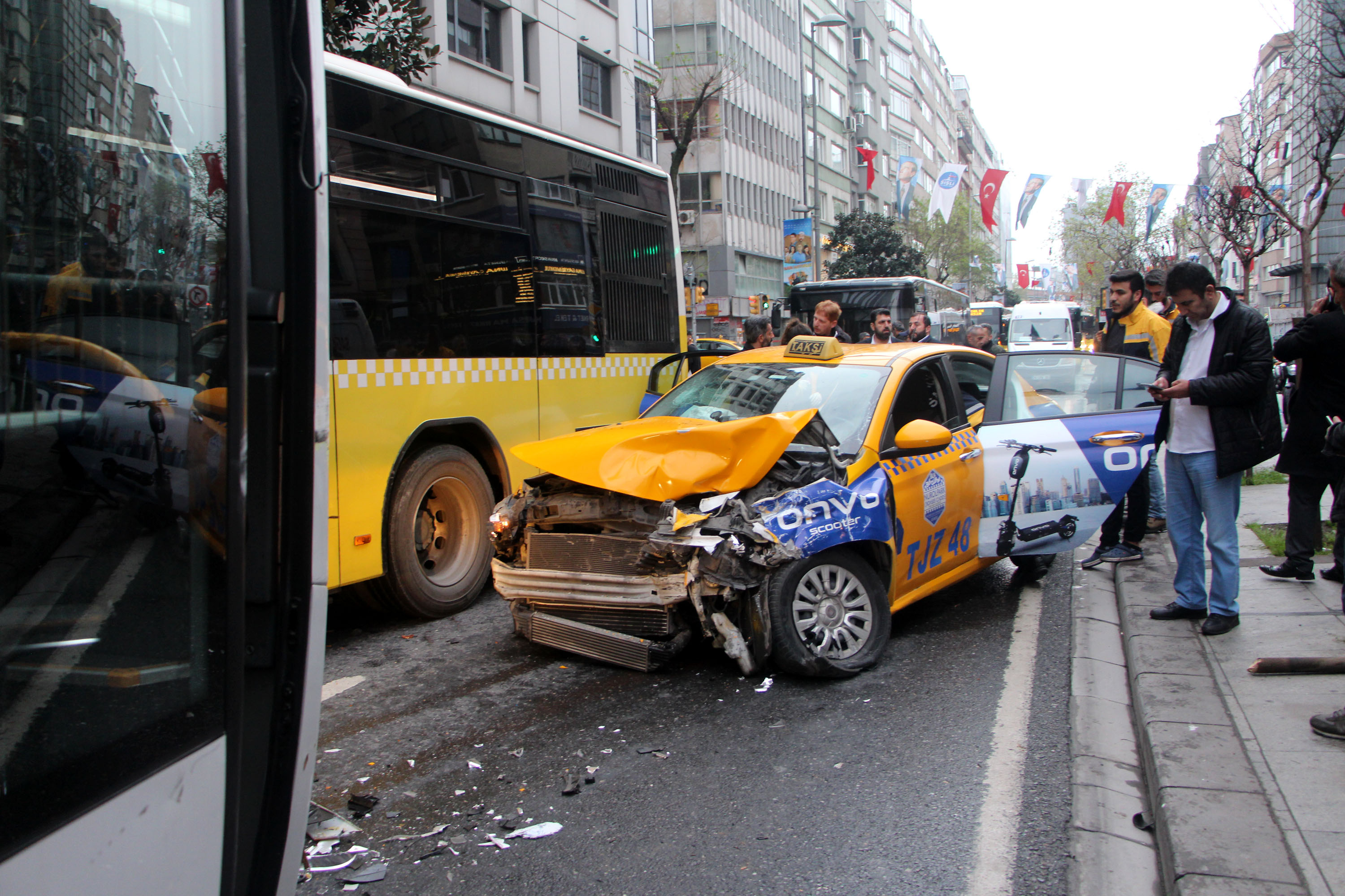 sislide-servis-minibusu-once-iki-iett-otobusune-ardindan-taksiye-carpti-2601-dhaphoto4.jpg