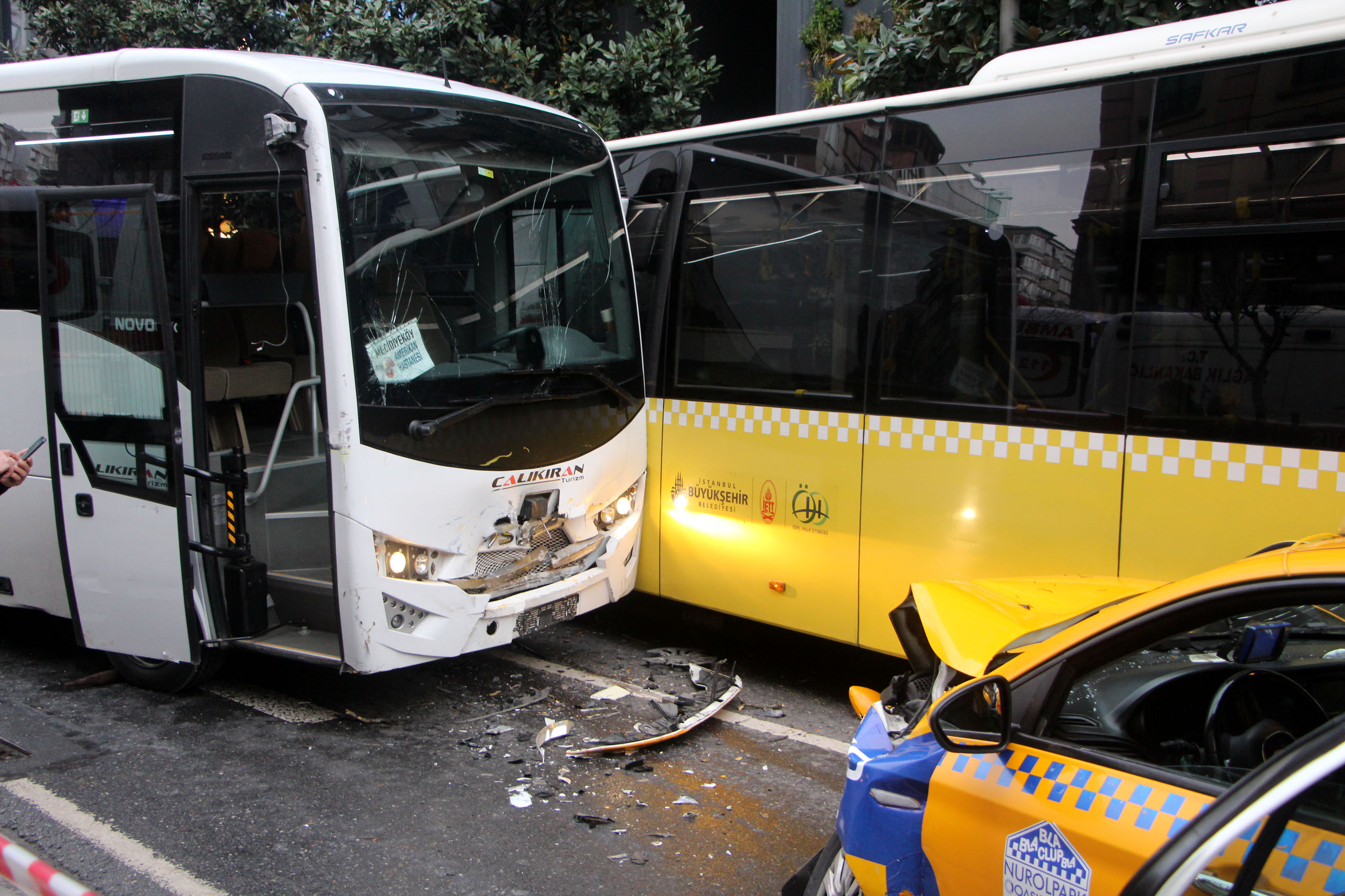 sislide-servis-minibusu-once-iki-iett-otobusune-ardindan-taksiye-carpti-2601-dhaphoto9.jpg