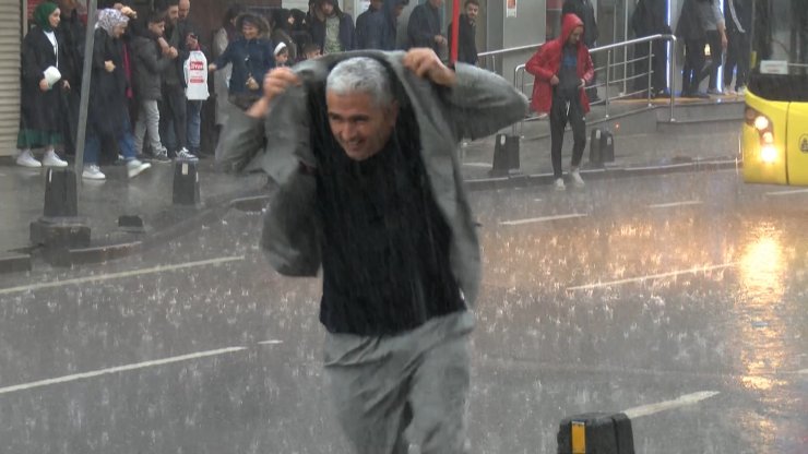 İstanbullular doluya tutuldu... Doludan kaçan sürücüler akaryakıt istasyonuna sığındı