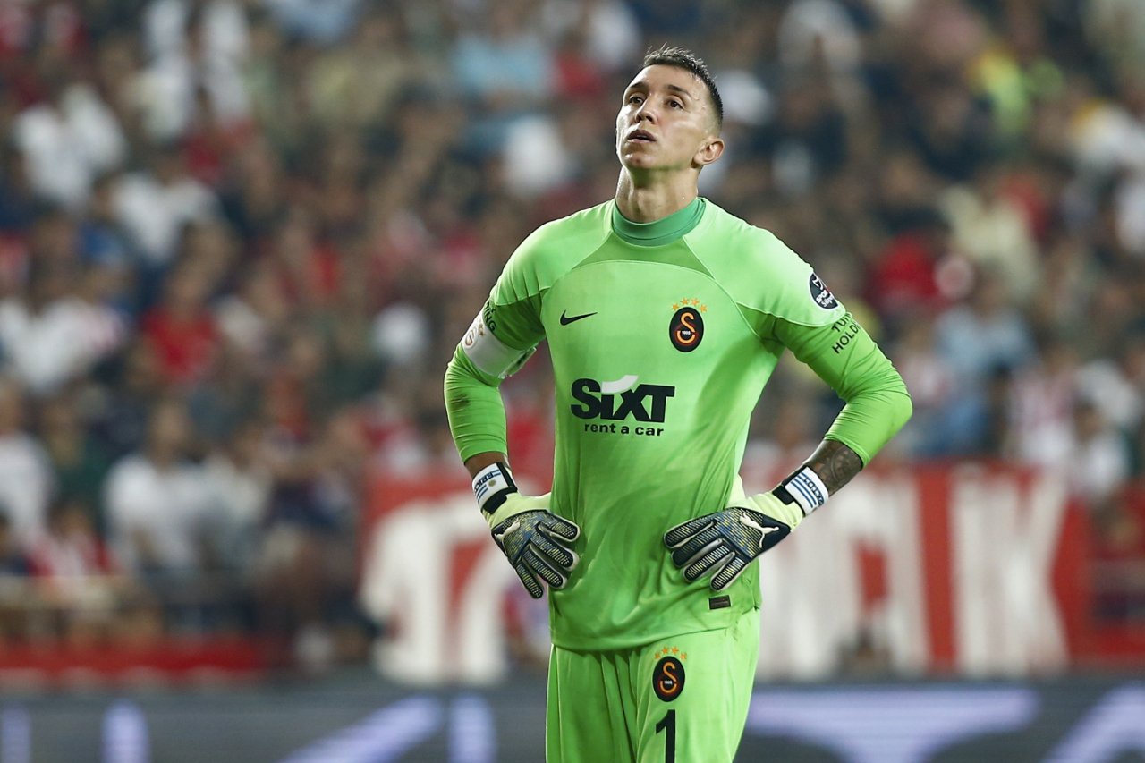 2023/04/22/muslera.jpg