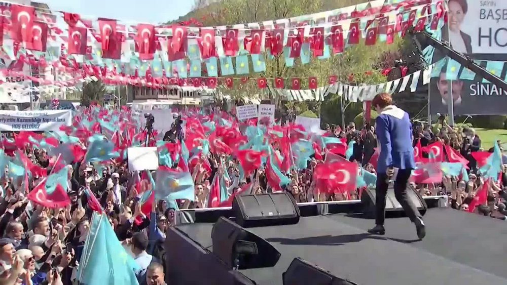 Akşener'den gençlere iş buluncaya kadar 2 bin 500 lira maaş vaadi... Soylu'ya 'fantazileri ileri gitti' yanıtı