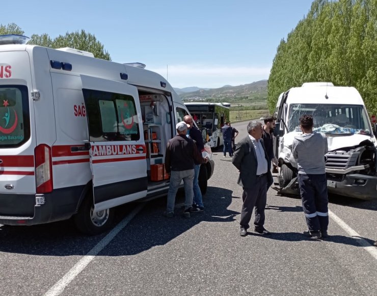 Bingöl'de halk otobüsü ile yolcu minibüsü çarpıştı: 16 yaralı