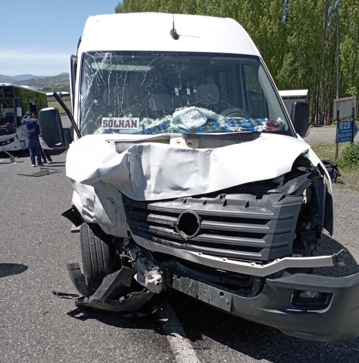 Bingöl'de halk otobüsü ile yolcu minibüsü çarpıştı: 16 yaralı