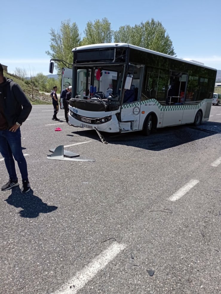 Bingöl'de halk otobüsü ile yolcu minibüsü çarpıştı: 16 yaralı