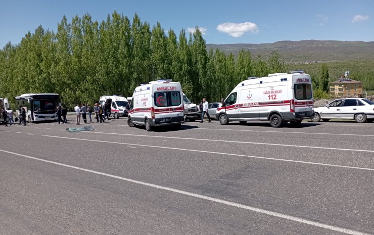 Bingöl'de halk otobüsü ile yolcu minibüsü çarpıştı: 16 yaralı