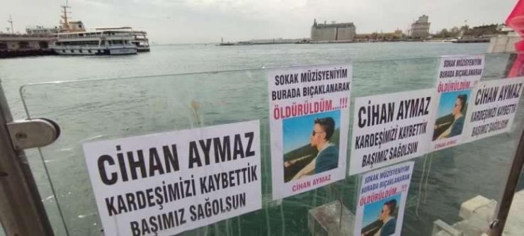 Sokak müzisyeni Cihan Aymaz'ın öldürüldüğü yere çiçek ve müzik aletleri