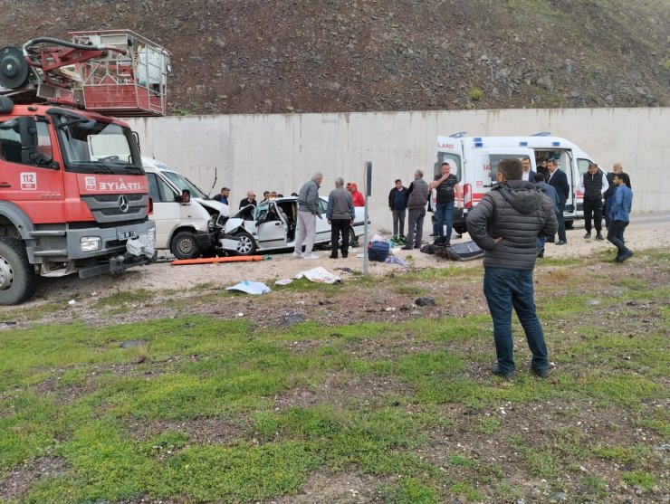 Öğrenci servisi ile otomobil çarpıştı: Ölü ve yaralılar var