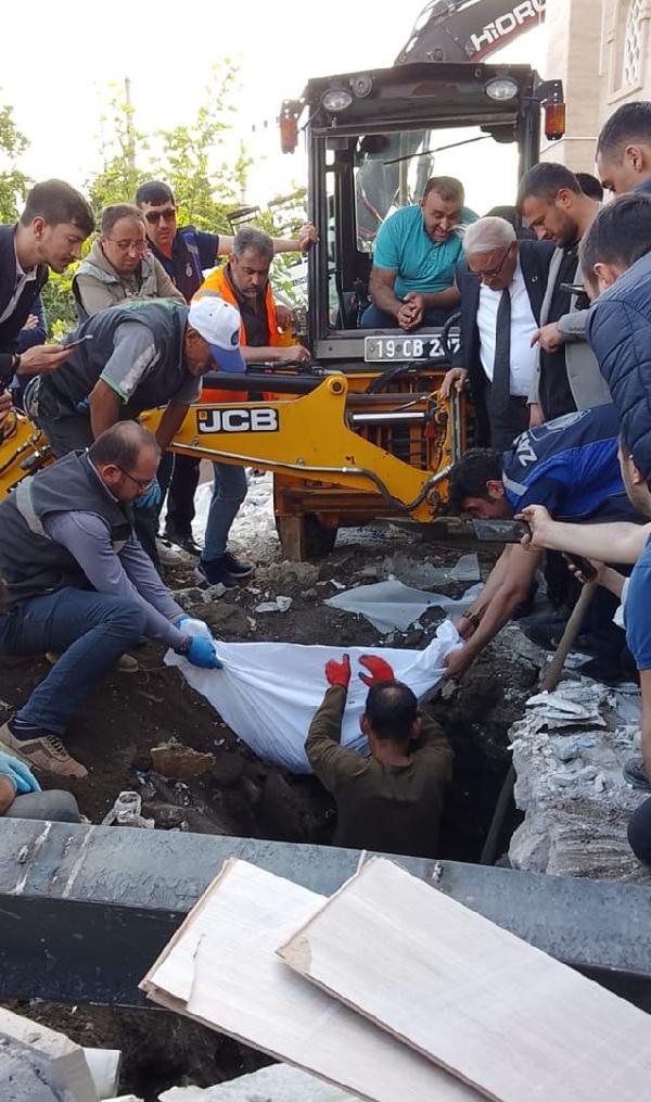Türbe Denilen Mezardan Çıkan Kemikler İncelendi! Neye Ait Olduklarını Öğrenenler Şoke Oldu...