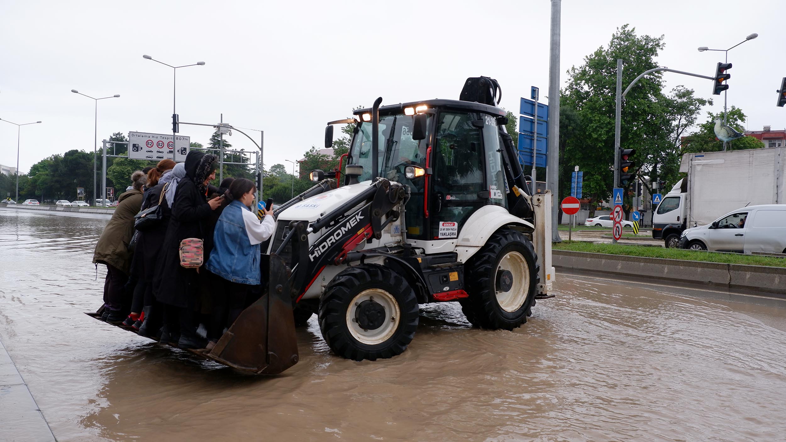 samsunda-saganak-yollar-gole-dondu-su-baskinlari-yasandi-ek-fotograf-5000-dhaphoto1.jpg