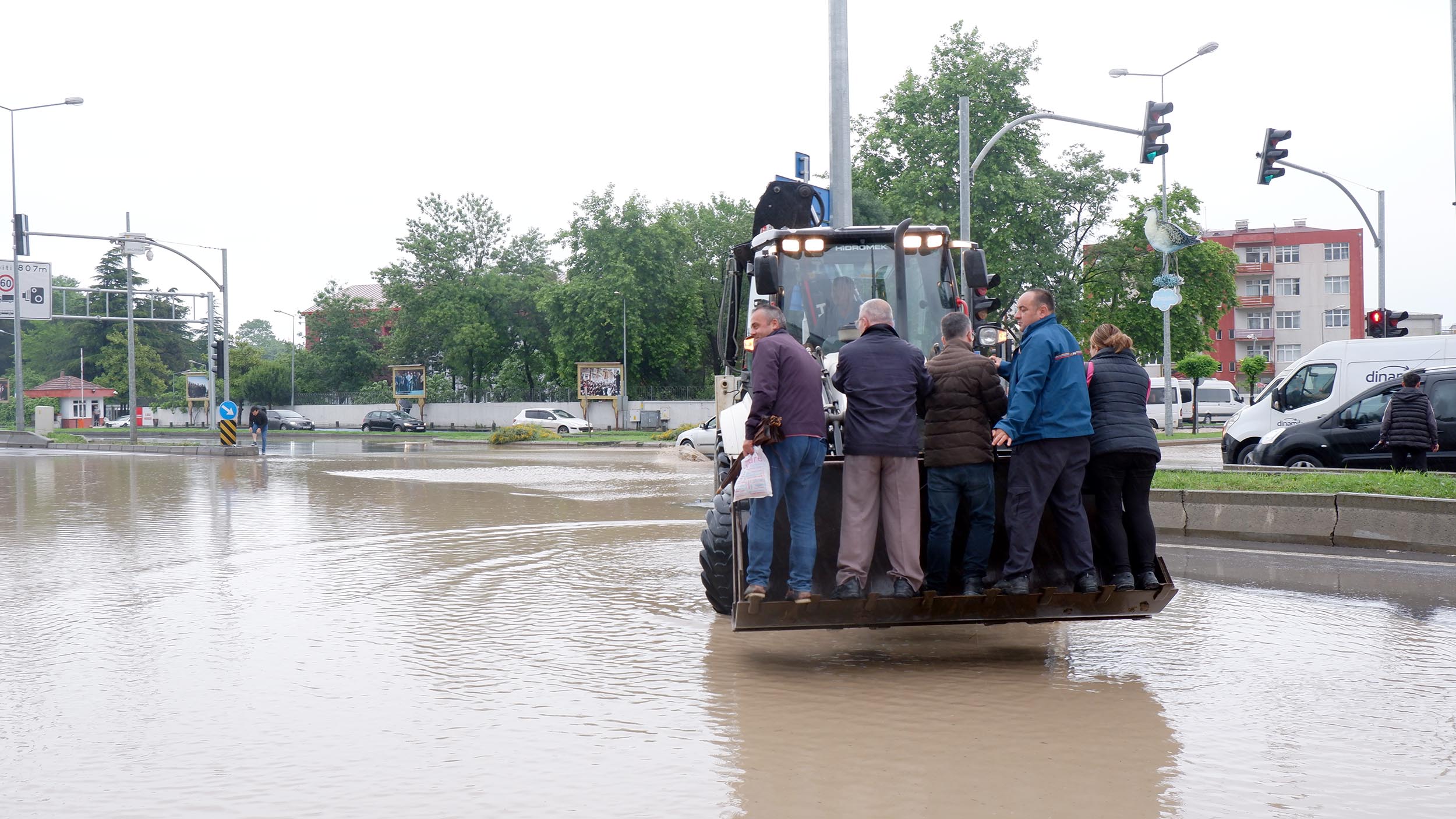 samsunda-saganak-yollar-gole-dondu-su-baskinlari-yasandi-ek-fotograf-8405-dhaphoto8.jpg