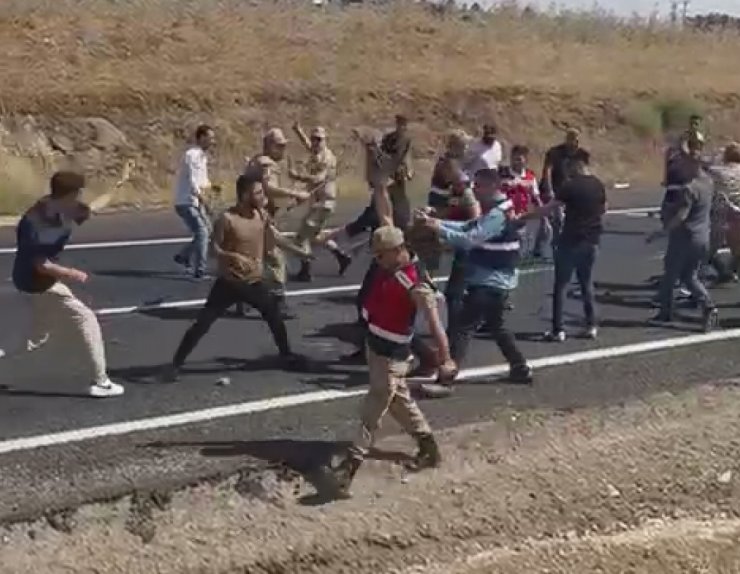 Yolu Trafiğe Kapattı, Linç Edilmekten Jandarma Kurtardı