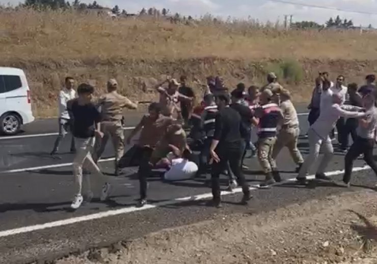 Yolu Trafiğe Kapattı, Linç Edilmekten Jandarma Kurtardı