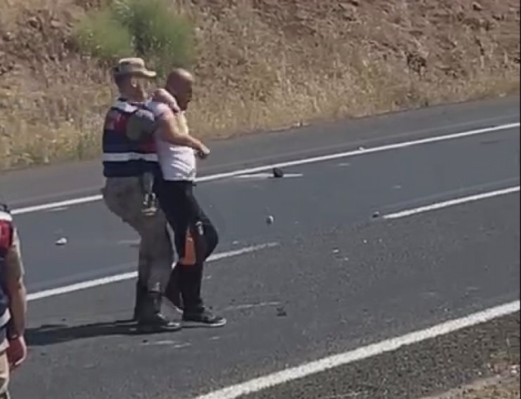 Yolu Trafiğe Kapattı, Linç Edilmekten Jandarma Kurtardı