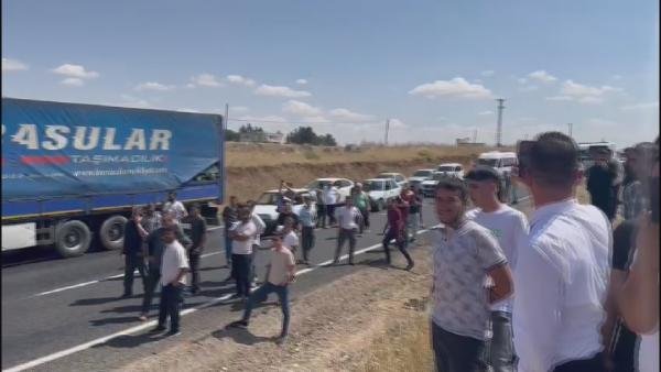 Yolu Trafiğe Kapattı, Linç Edilmekten Jandarma Kurtardı