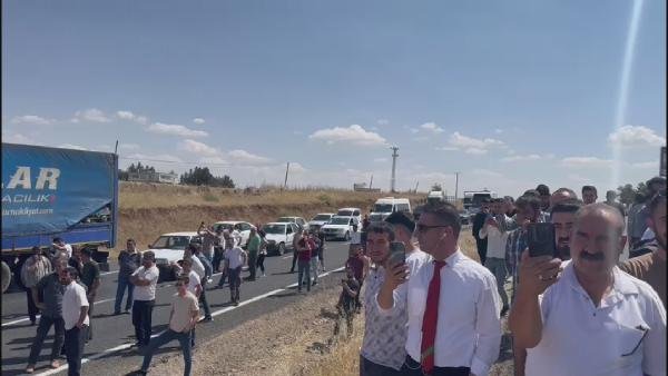 Yolu Trafiğe Kapattı, Linç Edilmekten Jandarma Kurtardı