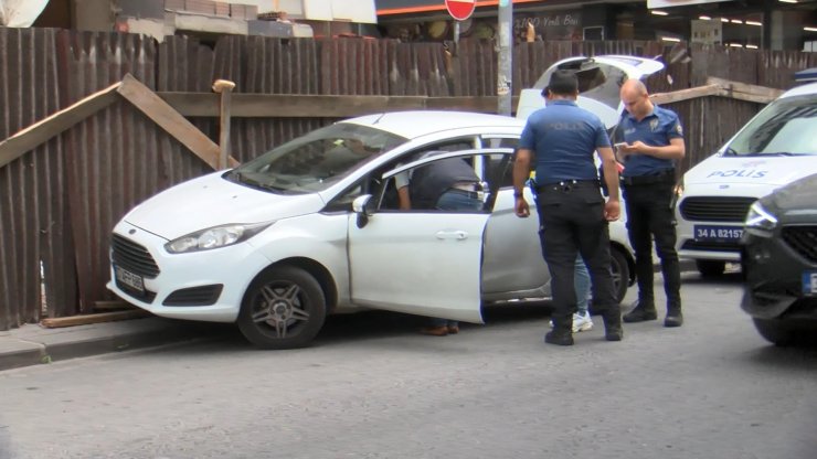 Otomobilden Husumetlisini Gördü, Yanlışlıkla Başkasını Vurdu