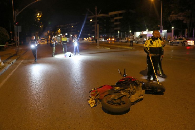 Feci Kaza: Motordan Fırlayıp Başını Kaldırıma Çarptı