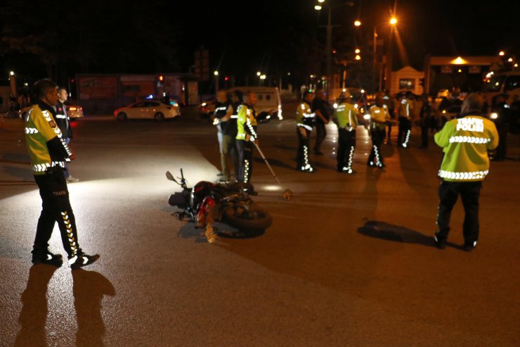 Feci Kaza: Motordan Fırlayıp Başını Kaldırıma Çarptı