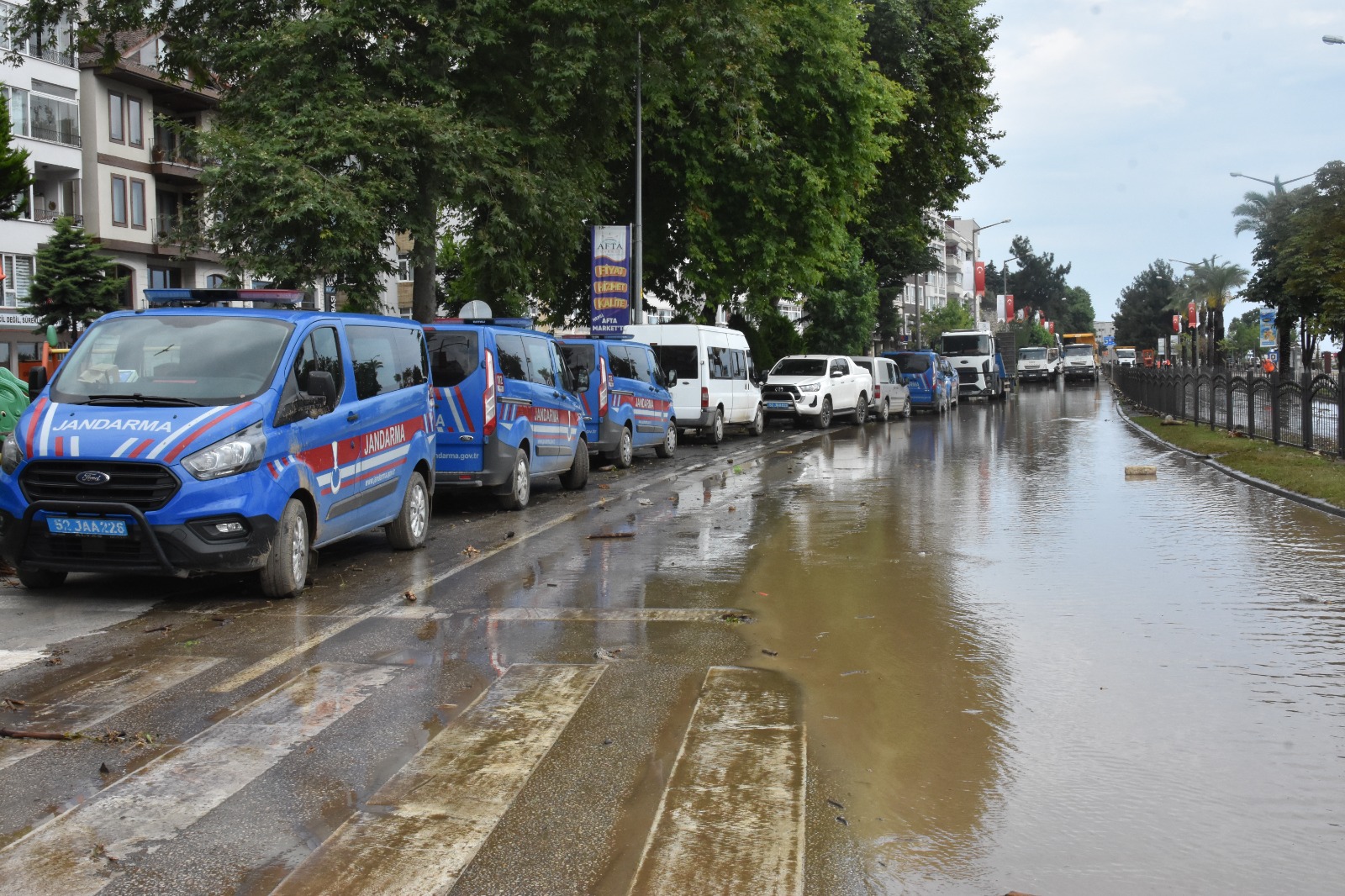 orduda-dereler-tasta-karadeniz-sahil-yolu-trafige-kapandi-7637-dhaphoto4.jpg